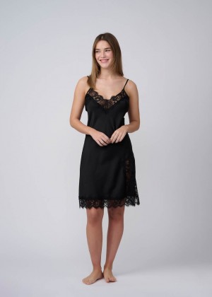 כותונת סאטן מידי בשילוב תחרת ריסים (SexySleepwear)