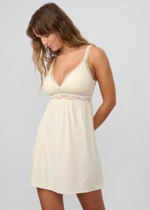 כותונת מיקרופייבר עם תחרה וקאפ נשלף (SexySleepwear)